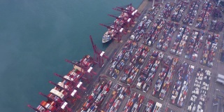 航拍俯视图集装箱货轮在城市进出口业务及物流国际货物。由起重机运送至香港维多利亚港。