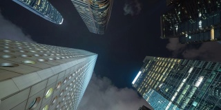 时间流逝的高层写字楼，摩天大楼，建筑在金融区。智慧城市为商业和科技的概念背景，在香港市中心的夜晚