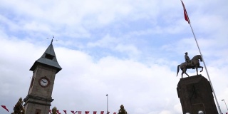 从梅里克加齐/开塞里的凯塞里钟塔和阿塔图尔克雕像俯瞰开/土耳其03/25/2014