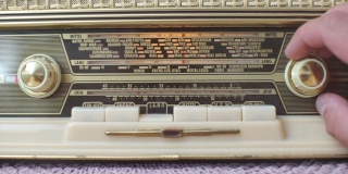特写收集器使用旧收音机来调音无线电波