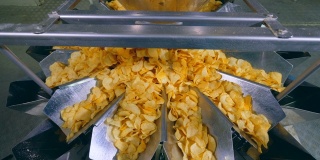 旋转管将薯片移动到一个容器中进行分类。