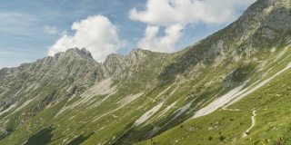 在奥地利阿尔卑斯山斜坡上的夏季云景，Hafelekarspitze-Seegrube在karwendell山，奥地利因斯布鲁克