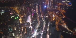 空中俯瞰香港市中心亚洲科技智慧城市的金融区和商业中心。摩天大楼和高层现代建筑在晚上的顶视图。