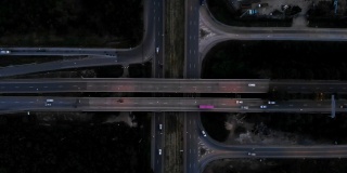 无人机拍摄的视频中，汽车在高速公路上行驶。
