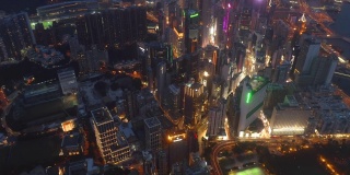空中俯瞰香港市中心，。亚洲科技智慧城市的金融区和商业中心。摩天大楼和高层现代建筑在晚上的顶视图。