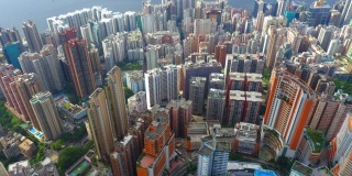 空中俯瞰香港市中心，。亚洲智慧城市的金融区和商业中心。摩天大楼和高耸的现代建筑在中午。