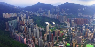 空中俯瞰香港市中心。亚洲智慧城市的金融区和商业中心。摩天大楼和高耸的现代建筑在中午。