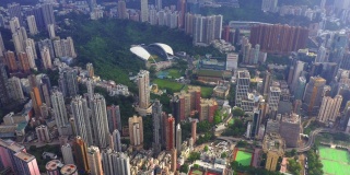 空中俯瞰香港市中心，。亚洲智慧城市的金融区和商业中心。摩天大楼和高耸的现代建筑在中午。