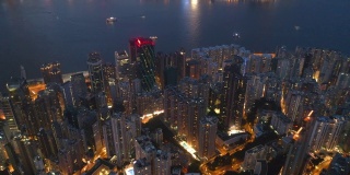 空中俯瞰香港市中心，。亚洲科技智慧城市的金融区和商业中心。摩天大楼和高层现代建筑在晚上的顶视图。