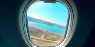 飞机起飞时从窗口看出去的景色