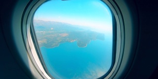 一架飞机的窗户，里面有水和陆地