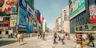 南波道顿堀大桥的延时拍摄，购物街上挤满了游客。大阪旅游标志性景点，日本旅游、娱乐区。