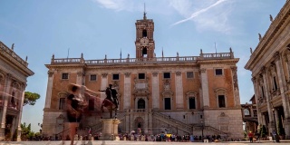 卡比托利尼山的地标广场，被新古典博物馆和钟楼以及马克·奥里利乌斯的青铜雕像所包围
