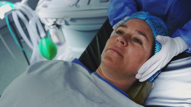 白人孕妇躺在4k手术室的手术床上的特写