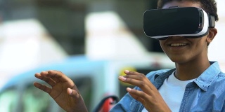 兴奋的非洲裔美国少年使用VR头盔，现代技术，未来