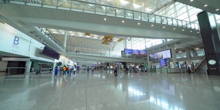 人群，乘客，在香港国际机场以建筑框架结构为旅游，交通，或度假的概念背景。