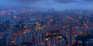 香港市区从早到晚的时间流逝。亚洲科技智慧城市的金融区和商业中心。摩天大楼和高层建筑夜间顶视图。