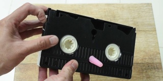 手刺笔盖在孔中打开视频掩膜，用于卷胶带