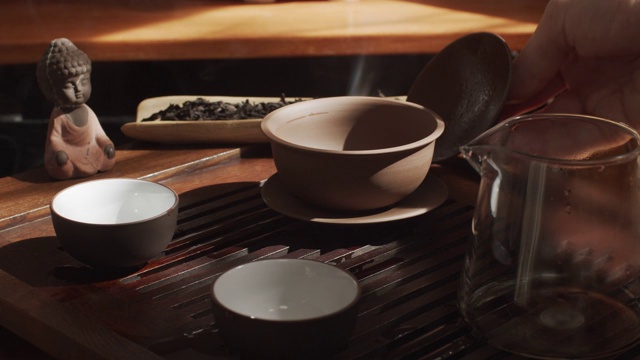 大气的近距离视频拍摄的人准备干茶为中国仪式