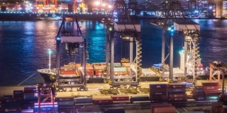 延时:航拍香港青衣港货轮夜间装卸货物
