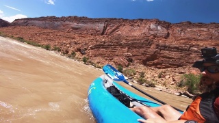 一名女子在科罗拉多河乘皮划艇漂流时倾覆视频素材模板下载