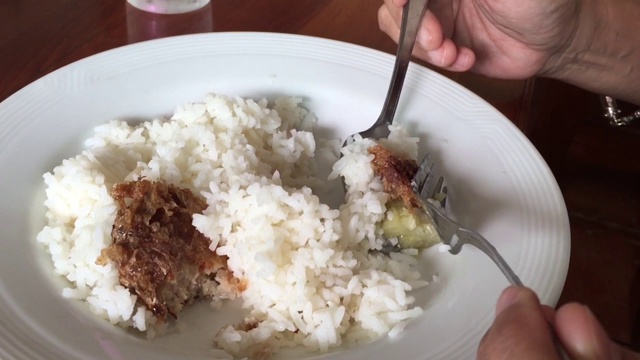 吃泰式炒肉末煮饭