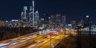 4K超高清时间流逝:高速公路，交通和城市景观费城，美国。