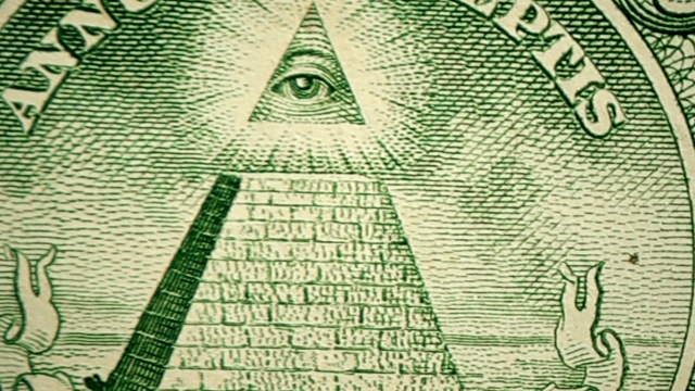 拍摄的多莉显示了雕刻在1美元纸币上的金字塔的极端细节