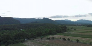 4k无人机拍摄高角度视角，春光明媚，稻田和高山云天，亚洲景观，阴影，树荫