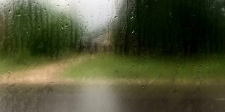 下雨天，雨点落在窗外，在城外旅行