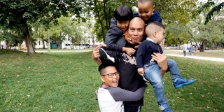 一位越南父亲试图和他的儿子们合影留念