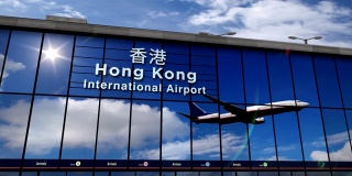 飞机在香港降落，反映在候机楼