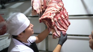 屠夫在肉柜里分析肉视频素材模板下载