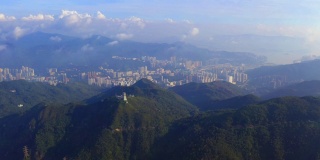 空中俯瞰香港市中心，亚洲智慧城市的金融区和商业中心。摩天大楼和高耸的现代建筑。
