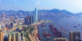 空中俯瞰香港市中心。亚洲智慧城市的金融区和商业中心。摩天大楼和高耸的现代建筑。