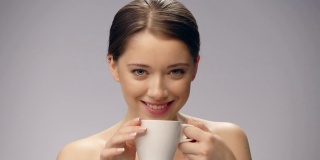 喝咖啡的诱惑女人。
