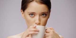 喝咖啡的诱惑女人。