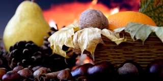 秋天的果实在壁炉旁