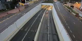 俯视图车辆于上午在香港从隧道公路驶出。
