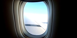 缩小镜头从天空的窗口飞机机翼。