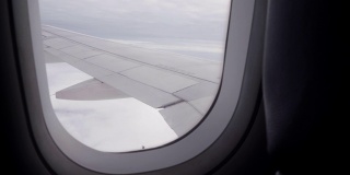 从飞机窗口鸟瞰