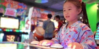 亚洲小女孩在游戏中心玩游戏