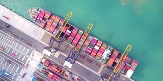 货轮在工业港与集装箱港是航运的一部分