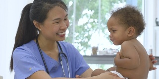 亚洲儿科医生为婴儿做医疗检查