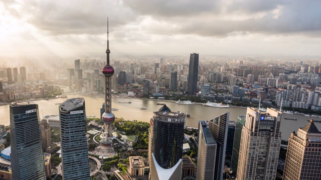 T/L WS HA PAN现代摩天大楼与移动的云/中国上海