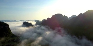 漫无边际的高原山谷景观覆盖着雾