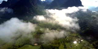 飞行在高地山谷几乎被雾云隐藏
