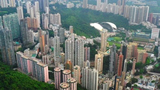 无人机鸟瞰图香港城市与多云和摩天大楼-现代城市商业区视频素材模板下载