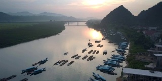 飞行摄像机拍摄的是河水倒映的完美日落