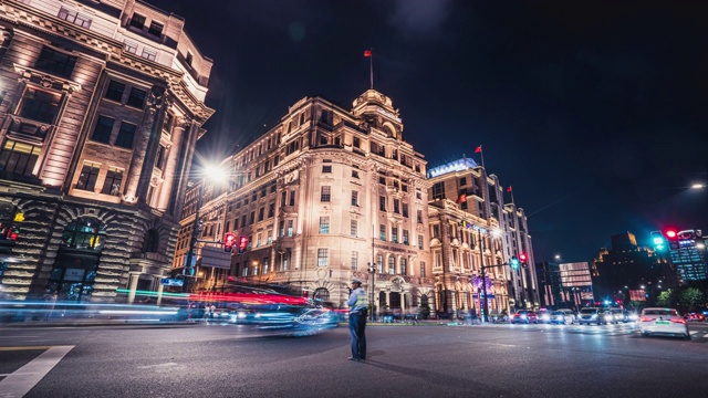中国上海老建筑大厦和正大广场的环形人行天桥夜景